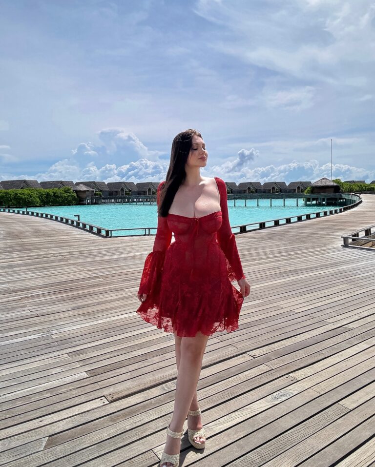 Andreea Mares wore a stylish red dress while strolling on the Maldives ...